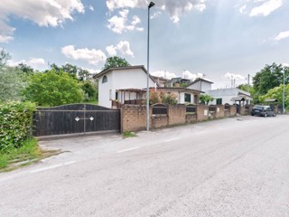 Villa in Vendita a Turrivalignani, 198'000€, 269 m²