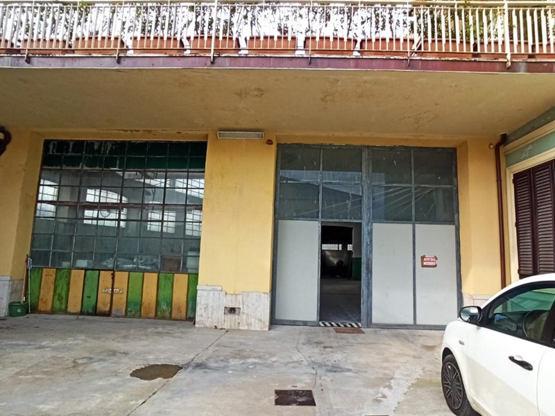 Capannone in Affitto a Capannori, 2'500€, 700 m²