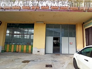 Capannone in Affitto a Capannori, 2'500€, 700 m²