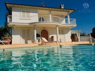 Villa in Vendita a Forte dei Marmi, zona Vaiana, 2'500'000€, 220 m², arredato