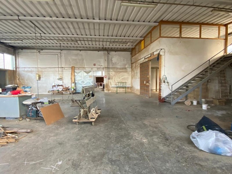 Capannone in Vendita a Ponsacco, zona Le Melorie, 260'000€, 700 m²