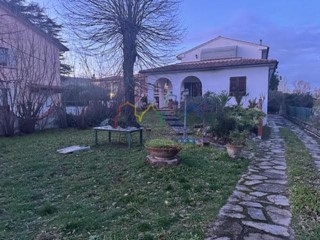 Villa in Vendita a San Giuliano Terme, zona Pontasserchio, 450'000€, 250 m²