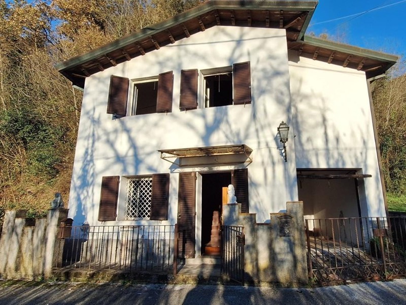 Casa Indipendente in Vendita a Lucca, zona Piaggione, 80'000&euro;, 100 m², con Box