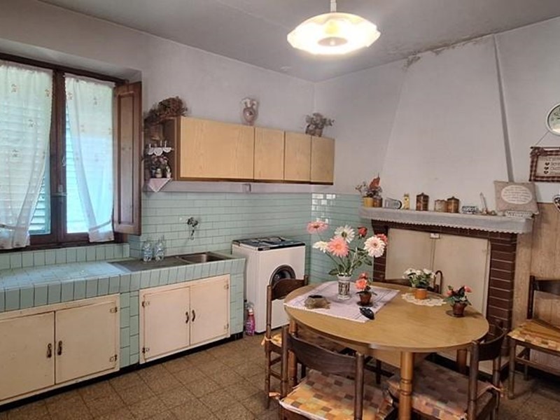 Appartamento in Vendita a Borgo a Mozzano, zona Domazzano, 75'000&euro;, 120 m², arredato