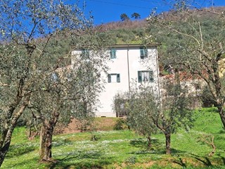 Appartamento in Vendita a Borgo a Mozzano, zona Domazzano, 75'000&euro;, 120 m², arredato
