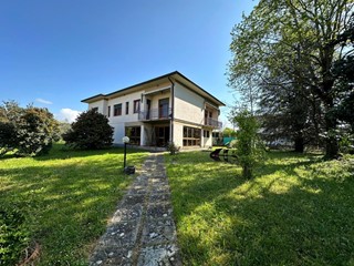 Villa in Vendita a Lucca, zona San Concordio Contrada, 520'000&euro;, 360 m², con Box