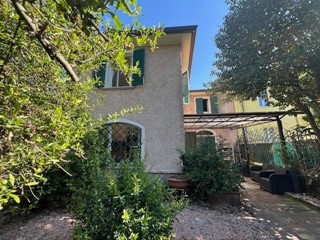 Villetta a schiera in Vendita a Massa, zona Quercioli, 560'000&euro;, 170 m², arredato