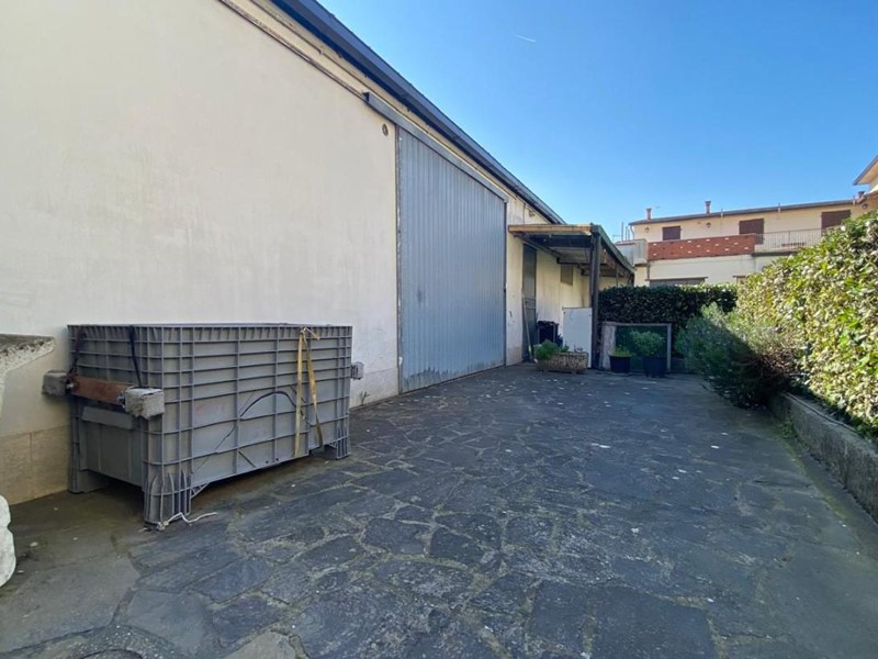 Negozio in Vendita a Ponsacco, 160'000€, 165 m²