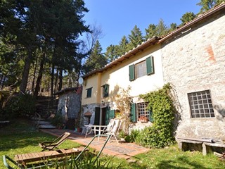 Casale in Vendita a Lucca, zona Gignano di Brancoli, 320'000€, 250 m², arredato