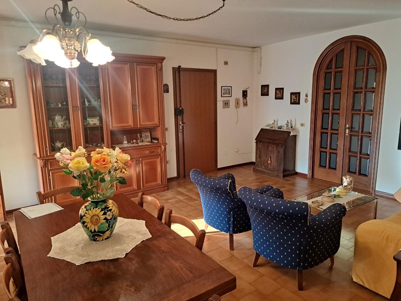 Appartamento in Vendita a Fucecchio, 150'000€, 120 m², arredato, con Box