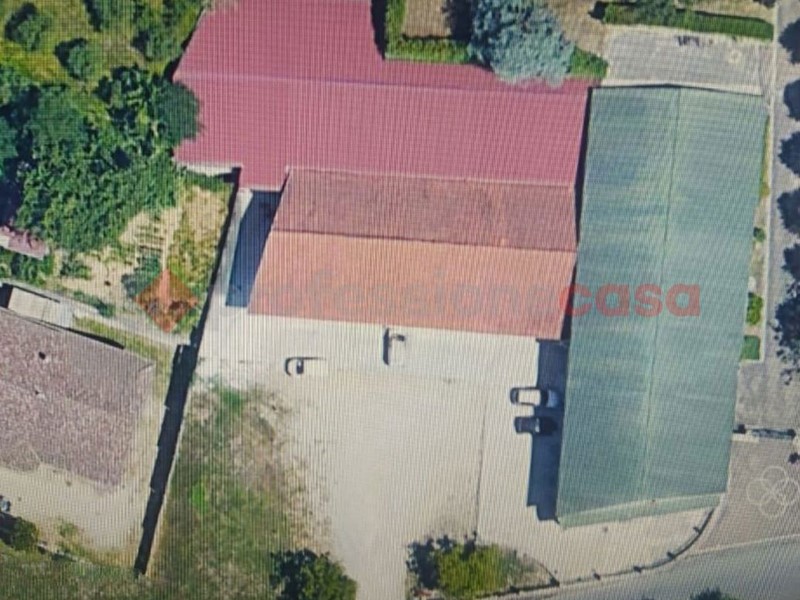 Magazzino in Vendita a Frosinone, 349'000€, 600 m²