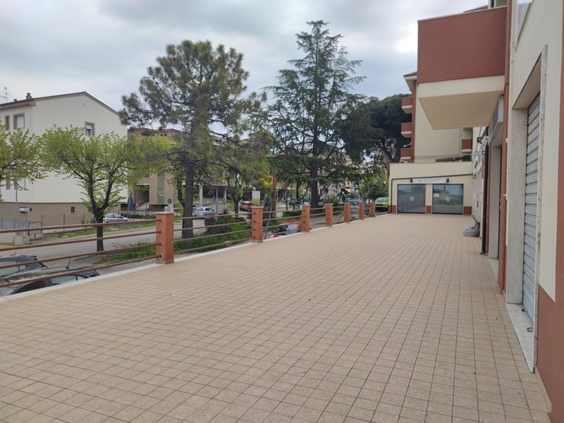 Negozio in Affitto a Vasto, 800&euro;, 116 m²
