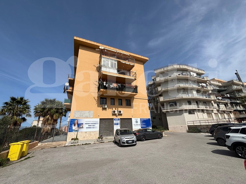 Magazzino in Vendita a Bagheria, 108'000€, 270 m²