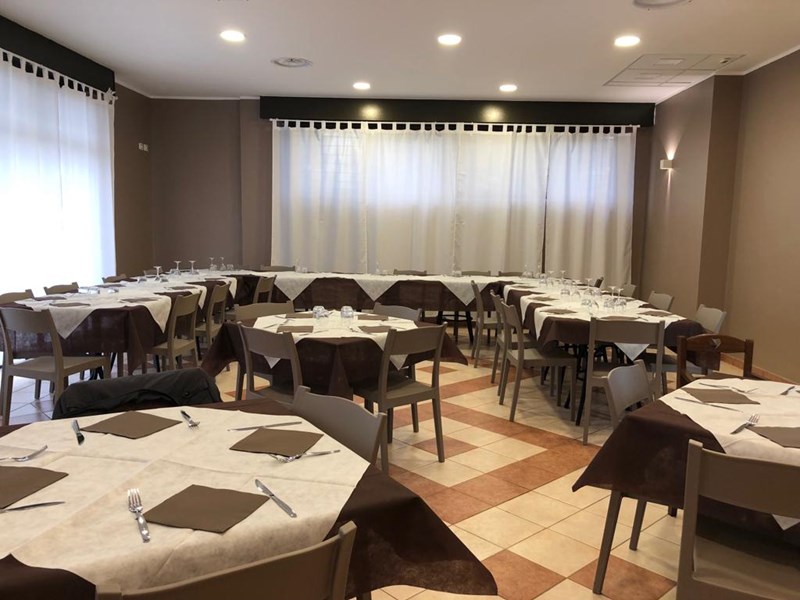 Immobile commerciale in Vendita a Cisterna di Latina, 180'000€, 129 m², arredato