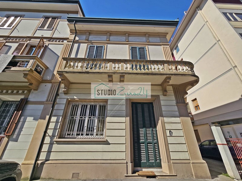 Casa Semi Indipendente in Vendita a Viareggio, zona Centro Mare, 990'000€, 300 m²