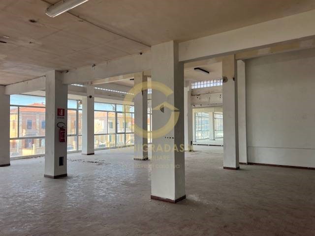 Immobile commerciale in Affitto a Livorno, zona Coteto, 1'500€, 720 m²