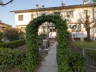 Villetta a schiera in Vendita a Campegine, 230'000€, 240 m², con Box