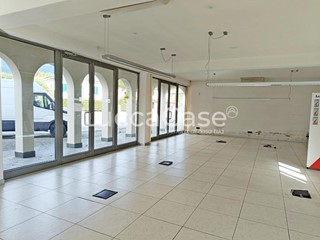 Negozio in Affitto a Capannori, 3'000€, 220 m²