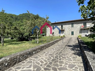 Casa di corte in Vendita a Piazza al Serchio, 160'000€, 180 m², arredato