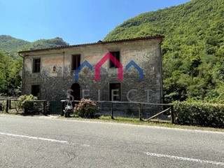Casa Indipendente in Vendita a Bagni di Lucca, zona Giardinetto, 70'000€, 285 m²