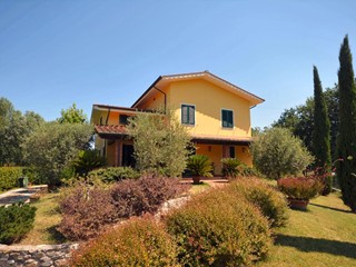 Villa in Vendita a Lucca, zona Montuolo, 480'000&euro;, 300 m², con Box