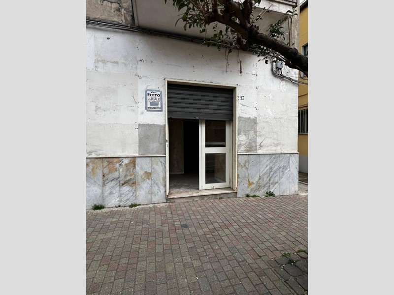 Negozio in Affitto a Battipaglia, 350€, 30 m²