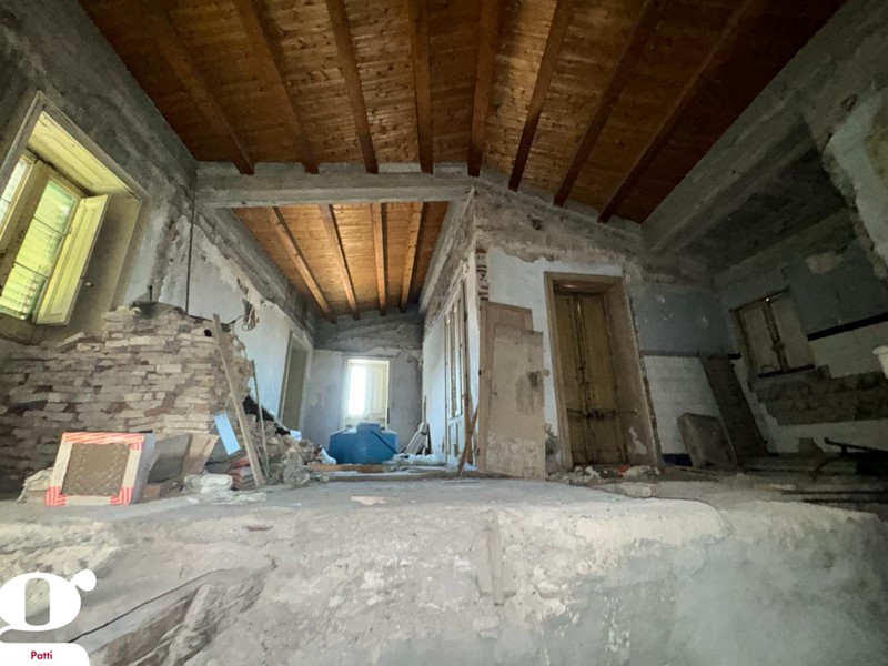 Appartamento in Vendita a Patti, 65'000€, 180 m²