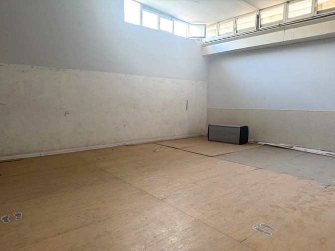 Attività commerciale in Vendita a Napoli, 230'000€, 420 m²