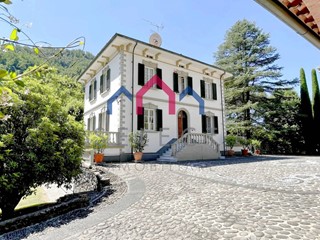 Villa in Vendita a Bagni di Lucca, zona Fornoli, 1'350'000€, 820 m², arredato, con Box