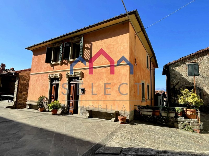 Villa in Vendita a Bagni di Lucca, zona Casabasciana, 130'000€, 230 m², arredato