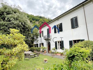 Villa in Vendita a Bagni di Lucca, 415'000€, 350 m², arredato, con Box