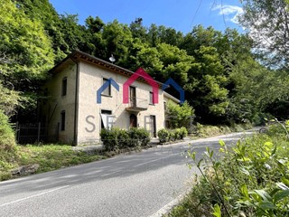 Casa Indipendente in Vendita a Bagni di Lucca, zona Giardinetto, 120'000€, 200 m², arredato, con Box