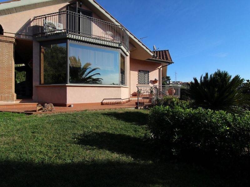 Villa in Vendita a Monterotondo, zona Monterotondo Paese, 599'000€, 320 m²