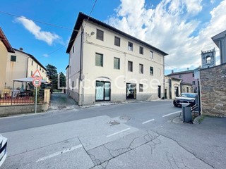 Casale in Vendita a Lucca, zona San Lorenzo a Vaccoli, 310'000€, 500 m²