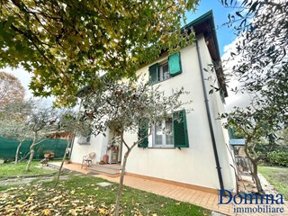 Villa in Vendita a Montignoso, zona Cinquale, 650'000€, 150 m², con Box