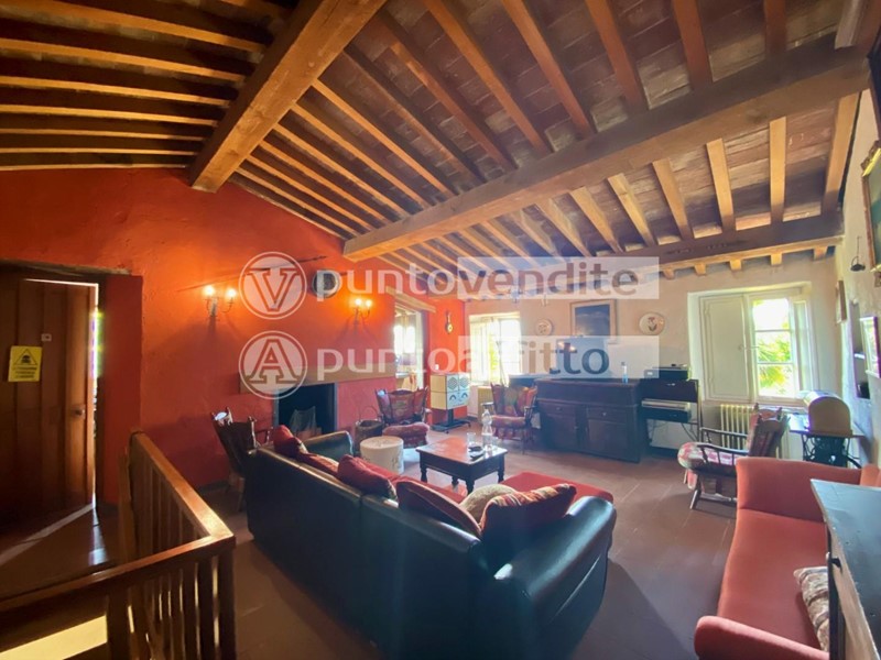 Casa di corte in Vendita a Lucca, zona Torre, 480'000€, 300 m²