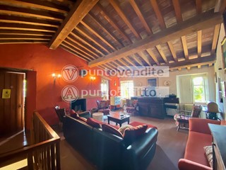 Casa di corte in Vendita a Lucca, zona Torre, 480'000€, 300 m²