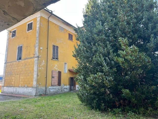 Villetta a schiera in Vendita a Massa, 700'000&euro;, 480 m², arredato