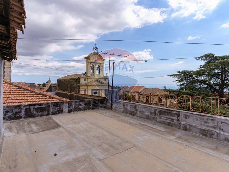Casa Indipendente in Vendita a Nicolosi, 400'000€, 481 m²