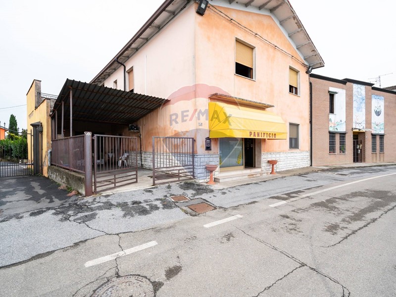 Casa Semi Indipendente in Vendita a Viadana, zona Bellaguarda, 140'000€, 174 m²