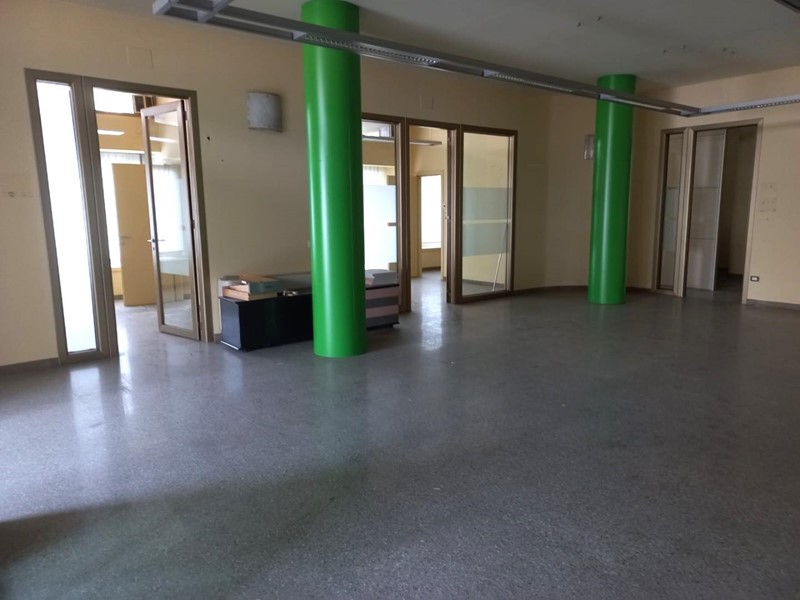 Immobile commerciale in Affitto a Santa Croce sull'Arno, 3'000€, 270 m²