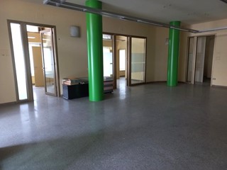 Immobile commerciale in Affitto a Santa Croce sull'Arno, 3'000€, 270 m²