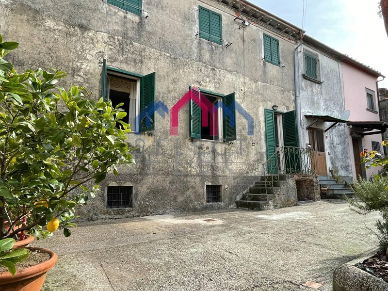 Trilocale in Vendita a Bagni di Lucca, zona Lugliano, 30'000&euro;, 68 m², arredato
