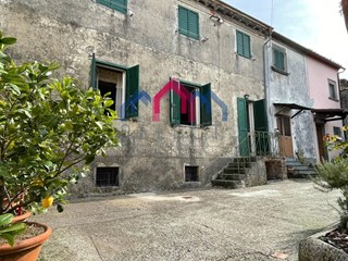 Trilocale in Vendita a Bagni di Lucca, zona Lugliano, 30'000&euro;, 68 m², arredato