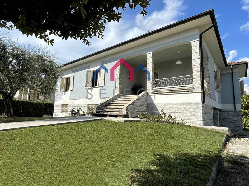 Villa in Vendita a Lucca, zona Monte San Quirico, 595'000&euro;, 200 m²