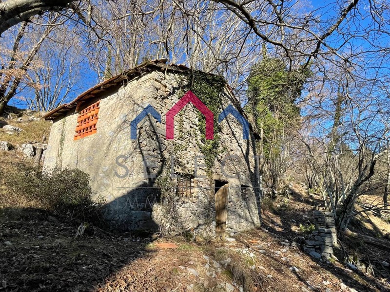 Casa di corte in Vendita a Fabbriche di Vergemoli, 75'000€, 360 m²