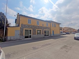 Immobile commerciale in Affitto a Capannori, zona Marlia, 700€, 150 m²