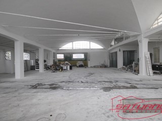 Capannone in Affitto a Lucca, zona Picciorana, 2'500€, 750 m²