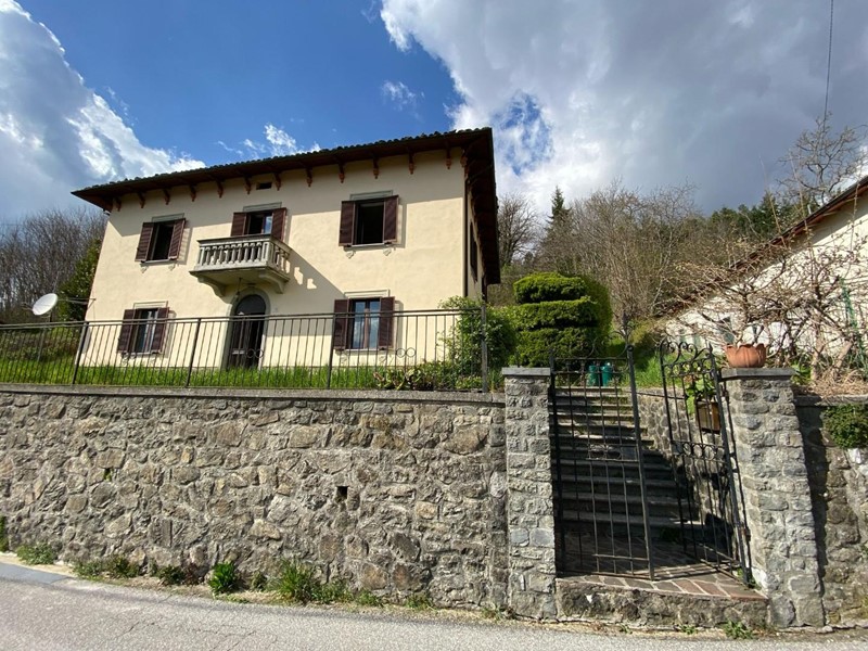 Casa Indipendente in Vendita a Castiglione di Garfagnana, zona Cerageto, 150'000€, 280 m², arredato