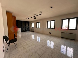 Ufficio in Affitto a Avezzano, 1'500€, 300 m², arredato
